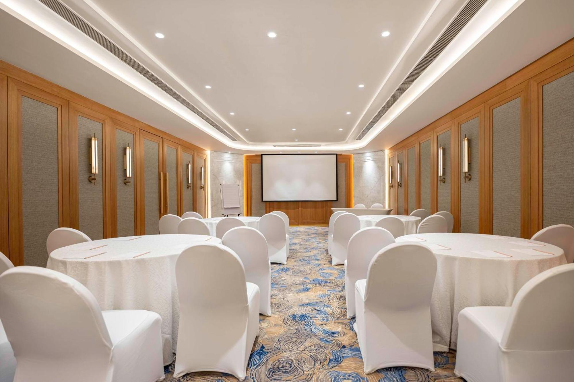 Отель Radisson Gurugram Udyog Vihar Гургаон Экстерьер фото