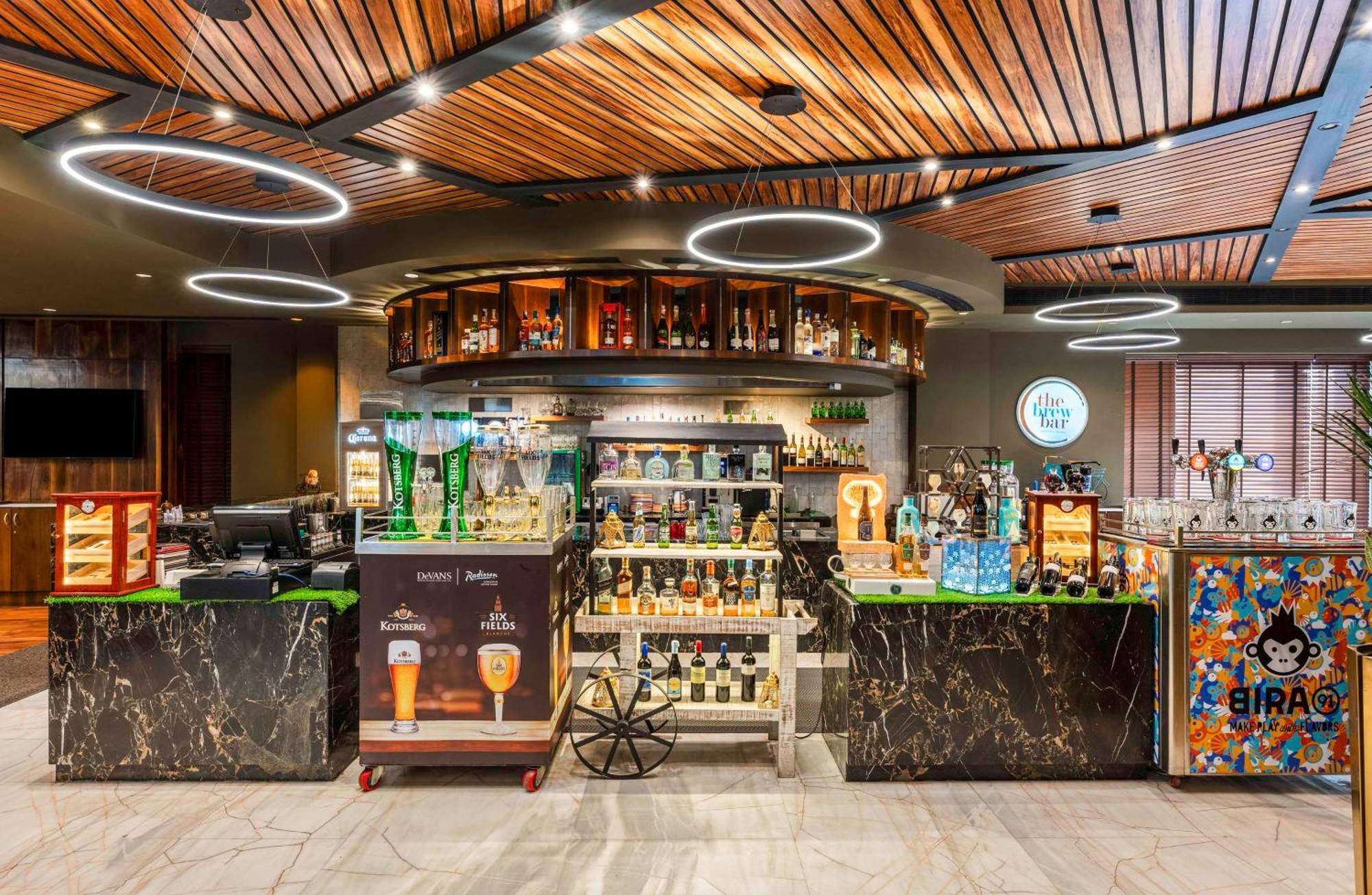 Отель Radisson Gurugram Udyog Vihar Гургаон Экстерьер фото