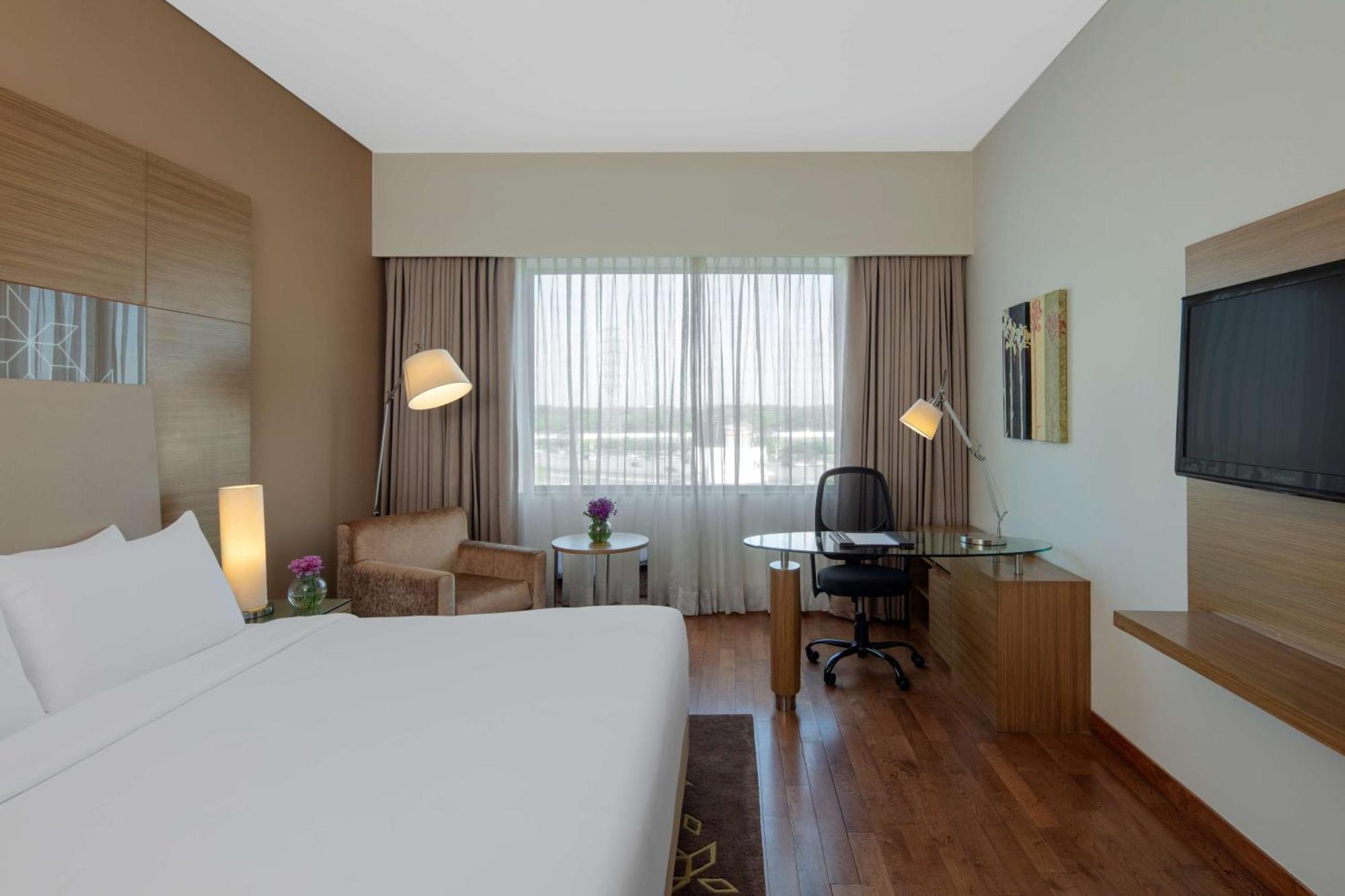 Отель Radisson Gurugram Udyog Vihar Гургаон Экстерьер фото