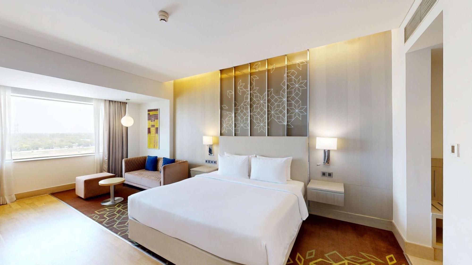 Отель Radisson Gurugram Udyog Vihar Гургаон Экстерьер фото