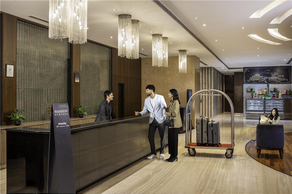 Отель Radisson Gurugram Udyog Vihar Гургаон Интерьер фото