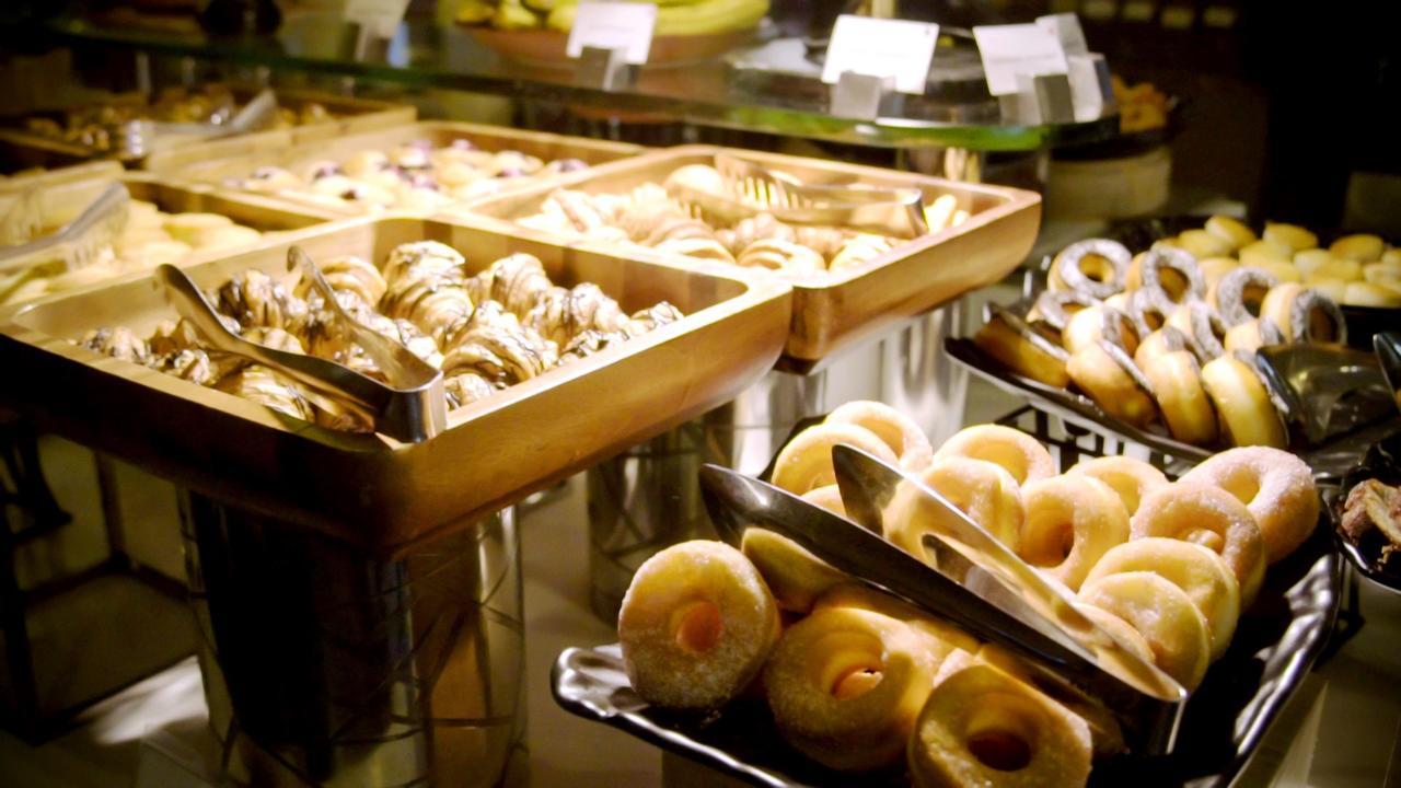 Отель Radisson Gurugram Udyog Vihar Гургаон Экстерьер фото A selection of pastries